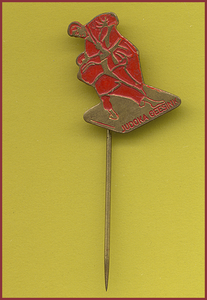 716507 Afbeelding van een speldje met judoka Anton Geesink uit de collectie van het Nederlands Volksbuurtmuseum ...